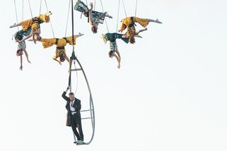 Kaskadérský kousek Janka Ledeckého. Na pódium ho v Hlučíně spustil jeřáb - Novinky